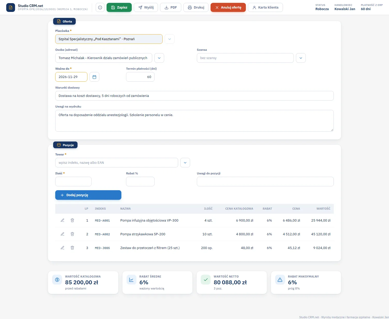 Studio CRM.net - formularz oferty OFE/2026/10/0001 dla Szpitala Pod Kasztanami z adresatem, datą ważności, terminem płatności 60 dni z ERP, warunkami dostawy, trzema pozycjami z rabatem 6 procent i kaflami wartości katalogowej 85 200 zł, rabatu średniego i wartości netto 80 088 zł