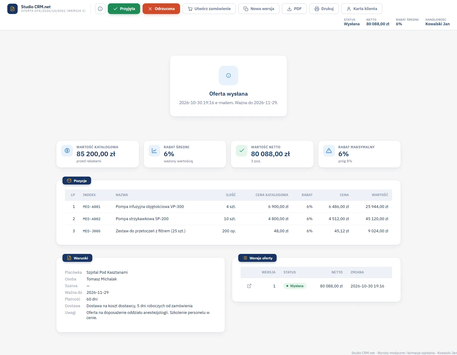 Studio CRM.net - wysłana oferta OFE/2026/10/0001 ze statusem Wysłana, informacją o wysłaniu e-mailem i dacie ważności oraz przyciskami Przyjęta, Odrzucona, Utwórz zamówienie, Nowa wersja, PDF, Drukuj i Karta klienta