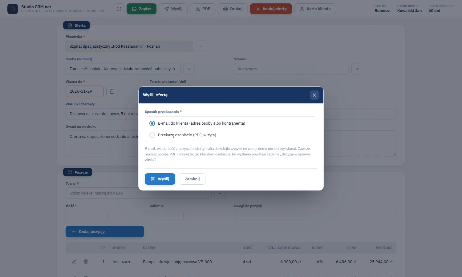 Studio CRM.net - okno Wyślij ofertę z wyborem sposobu przekazania: e-mail do klienta albo przekażę osobiście, informacją o kolejce wysyłki i zadaniu decyzja w sprawie oferty oraz przyciskami Wyślij i Zamknij