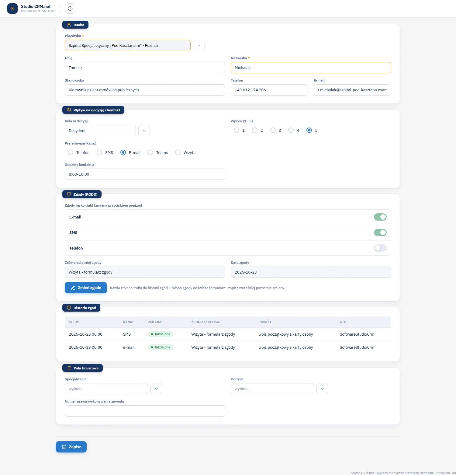 Studio CRM.net - ekran osoby kontaktowej Tomasz Michalak z danymi, rolą w decyzji, przełącznikami zgód na e-mail, SMS i telefon, przyciskami Zmień zgodę i Anonimizuj osobę oraz historią zgód z datą, kanałem, źródłem i autorem