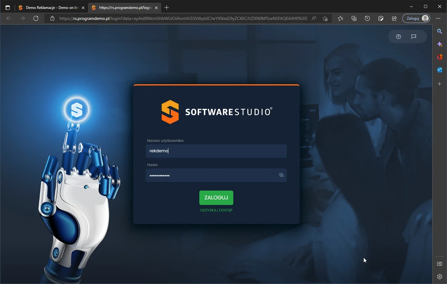 Ekran logowania do systemu Studio RMA.net firmy SoftwareStudio z grafiką futurystycznej robotycznej dłoni.